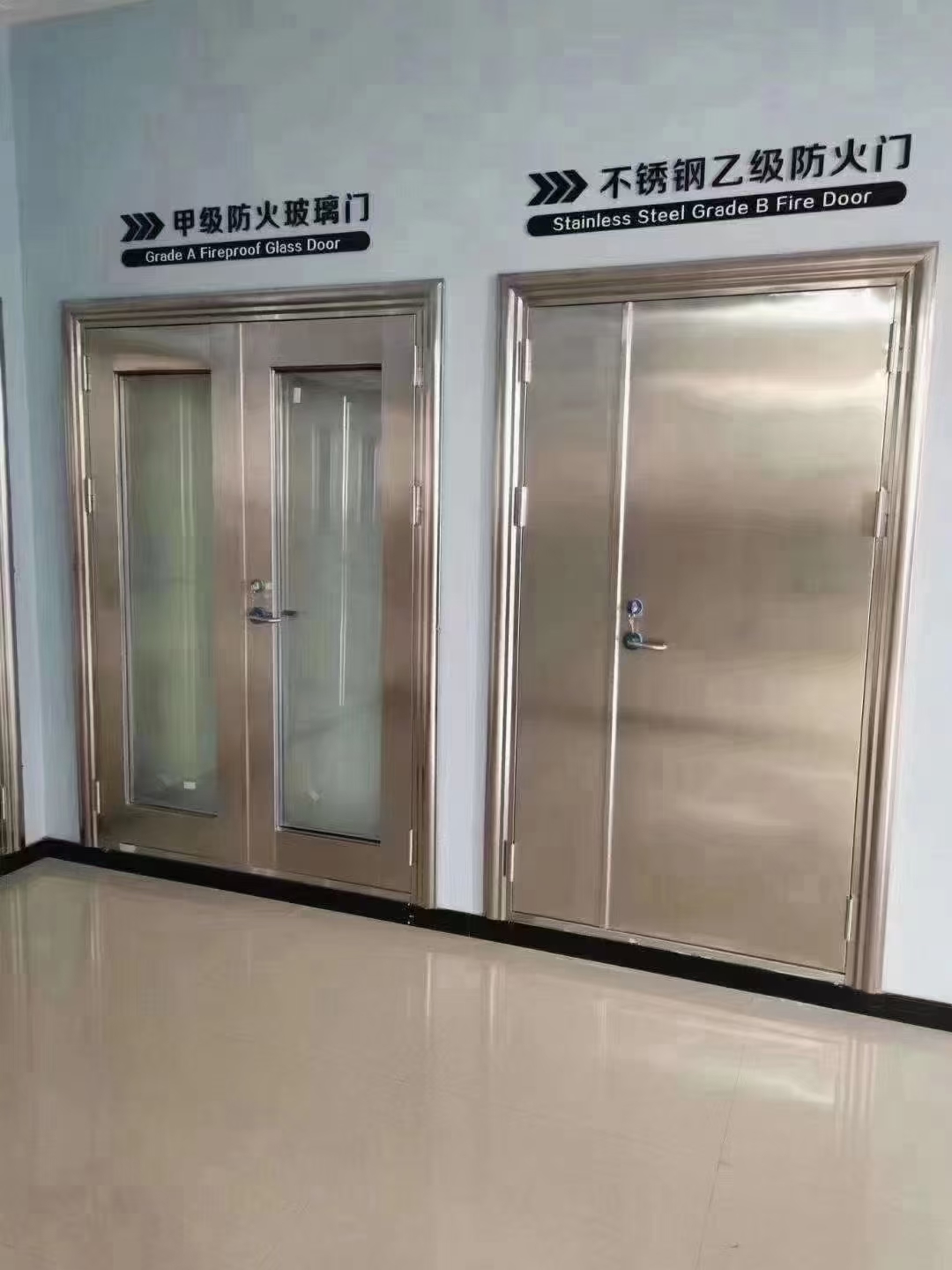 三個不銹鋼防火玻璃門組合與防火窗組合